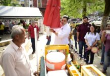 San Román Solana entrega lonas y sombrillas a boleros y vendedores de raspas en Tantoyuca