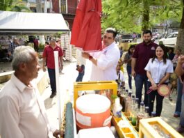 San Román Solana entrega lonas y sombrillas a boleros y vendedores de raspas en Tantoyuca