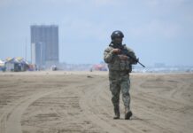 Instalan siete puestos salvavidas en Coatzacoalcos para garantizar seguridad de visitantes a la playa