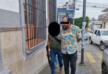 Detienen a directivo del periódico El Buen Tono; lo acusan de agresiones y daños