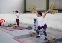 En fomento al deporte, atletas de levantamiento de pesas recibieron materiales de entrenamiento