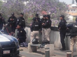 Policías evitan que mujer se arrojara del puente Xallitic
