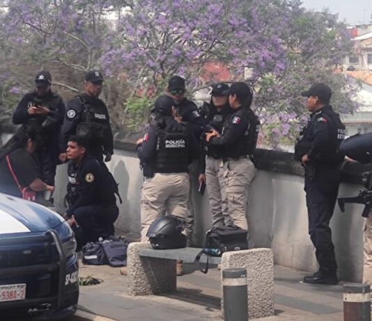Policías evitan que mujer se arrojara del puente Xallitic