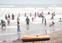 Entre olas tranquilas y ambiente familiar, playas registran alta afluencia turística este sábado