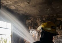 Atienden Bomberos y PC municipal incendio en departamento de la colonia Lomas de Río Medio 4