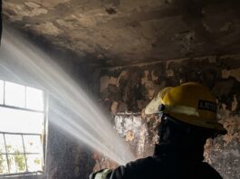 Atienden Bomberos y PC municipal incendio en departamento de la colonia Lomas de Río Medio 4