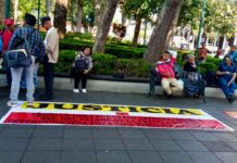 Expolicías intermunicipales protestan en Xalapa para exigir pagos