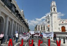 Jubilados denuncian tres años de adeudos en seguros de vida; bloquean centro de Xalapa