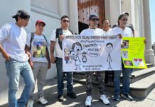 Padres de familia protestan en Xalapa para exigir equidad en procesos de convivencia