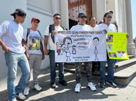 Padres de familia protestan en Xalapa para exigir equidad en procesos de convivencia