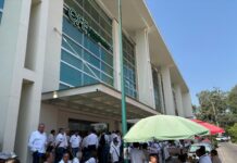 Jubilados de CFE protestan en Xalapa por recorte injustificado a sus pensiones