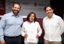 Avanza Coatzacoalcos en ordenamiento: alcalde e INSUS firman convenio y entregan escrituras a 31 familias