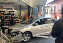 Conductora ingresa a centro comercial con todo y vehículo en Xalapa