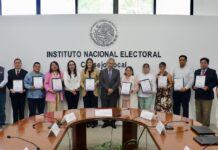 INE Veracruz entregó diplomas de titularidad a nueve integrantes del Servicio Profesional Electoral