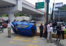 Camioneta destroza fachada de comercio y vuelca a un auto compacto en Xalapa
