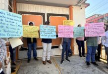 Evaluadores de lenguas indígenas protestan en Xalapa; rechazan fraude en plazas