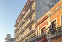 Rescatan Bomberos y PC municipal a adulta mayor atrapada en balcón del Centro Histórico de Veracruz