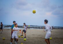 Realizaron los Piratas FC su primer entrenamiento a la orilla del mar