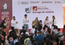 Reciben 738 estudiantes de Xalapa tarjetas Rita Cetina para útiles y uniformes escolares