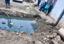 Brotan aguas negras en periferia de Xalapa; denuncian foco de infección