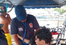Guardavidas municipales de Veracruz rescatan a joven en riesgo en playa Villa del Mar