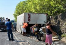 Rapiñan leche tras volcadura de camión en carretera Tamarindo-Cardel