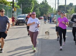 Fomentando un estilo de vida saludable, autoridades municipales participaron en carrera comunitaria