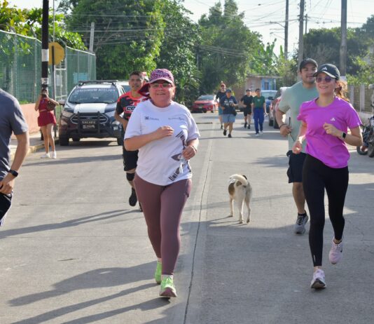 Fomentando un estilo de vida saludable, autoridades municipales participaron en carrera comunitaria