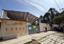Padres de familia toman la primaria “Antonio Peñafiel” en Xalapa; exigen destitución de directivos