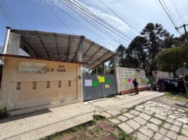 Padres de familia toman la primaria “Antonio Peñafiel” en Xalapa; exigen destitución de directivos