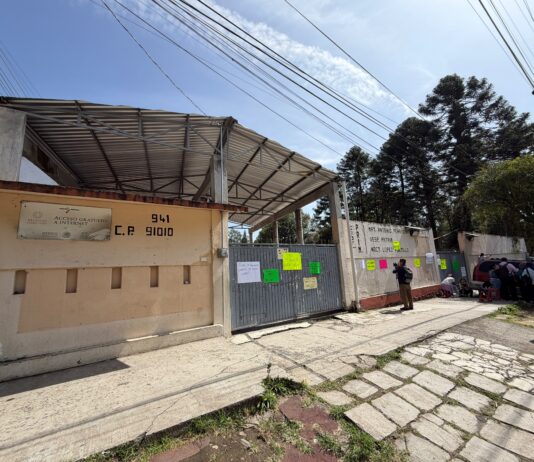 Padres de familia toman la primaria “Antonio Peñafiel” en Xalapa; exigen destitución de directivos