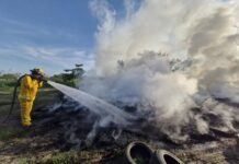 Controla Bomberos incendio por quema de llantas en Paseo de las Palmas II; continúan labores de enfriamiento
