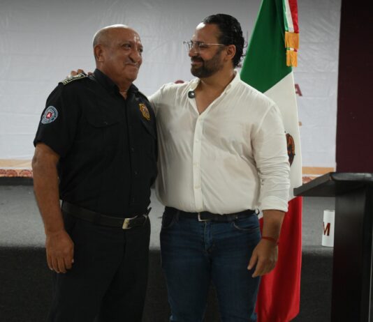 Alcalde de Coatzacoalcos reconoce 50 años de servicios del comandante de Bomberos, Jorge García Cruz