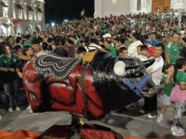 Estalla euforia futbolera en Xalapa; festejan en Plaza Lerdo el pase de México