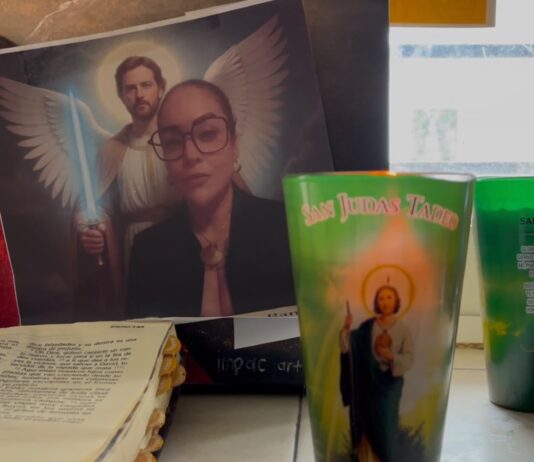 Con veladoras e imagen de San Judas Tadeo, piden localización de reportera Roxana