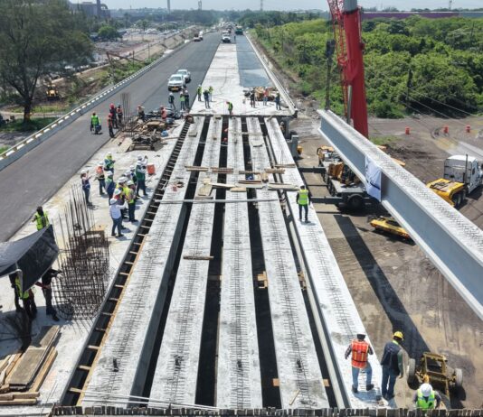 Concluye instalación de trabes del distribuidor vial de Veracruz; avanza hacia su etapa final
