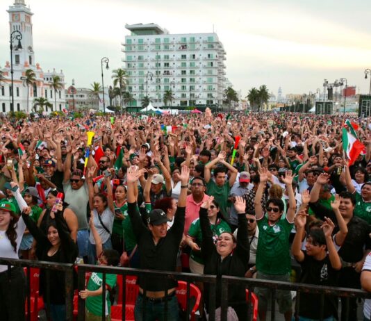Con juego histórico de la Selección, miles de veracruzanos vibraron durante transmisión desde la Macroplaza