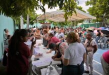 Rosa María Hernández Espejo entrega apoyos alimentarios a jefas y jefes de familia en Veracruz
