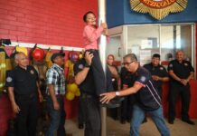Vence Salvador la leucemia y cumple su sueño de ser Bombero Honorario en Coatzacoalcos