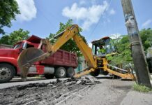 Supervisa Rosa María trabajos de rehabilitación vial en la colonia Pocitos y Rivera