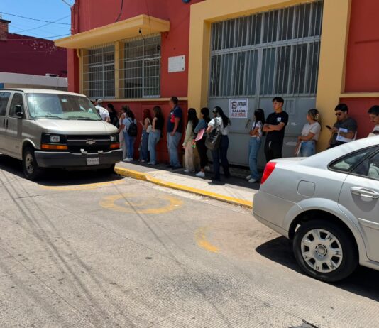 Filas de hasta cuatro horas en Xalapa para la legalización de certificados de bachillerato