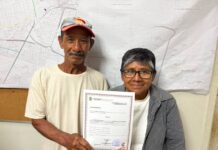 Seis familias reciben derechos de posesión de sus nuevos terrenos en Los Almendros, Coatzacoalcos
