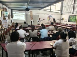 Participan docentes y líderes comunitarios en talleres de capacitación lingüística