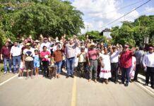 Roberto San Román entrega obra carretera en Ixcanelco