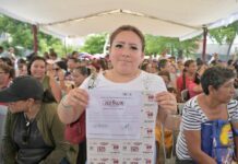 Continúa alcaldesa de Veracruz con entrega de vales del JEFMUN