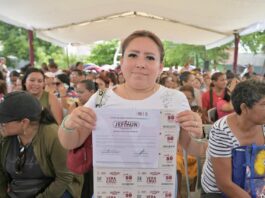 Continúa alcaldesa de Veracruz con entrega de vales del JEFMUN
