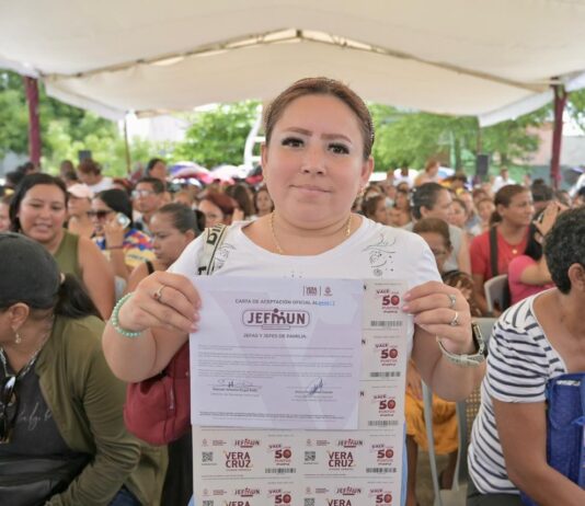 Continúa alcaldesa de Veracruz con entrega de vales del JEFMUN