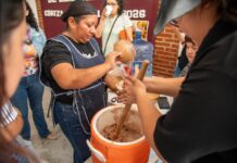 Ayuntamiento promueve tradiciones con taller de elaboración de popo en Coatzacoalcos