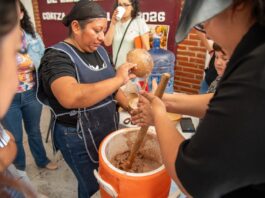Ayuntamiento promueve tradiciones con taller de elaboración de popo en Coatzacoalcos