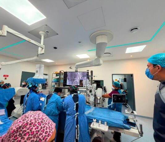 Realiza Hospital Regional de Alta Especialidad del ISSSTE en Veracruz primera neurointervención endovascular: Martí Batres